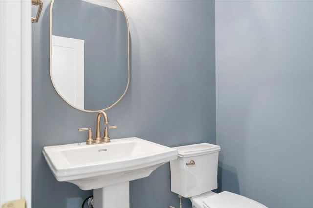 27 Smokehouse RD, Moneta, VA 24121