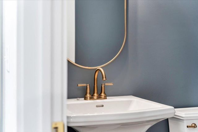 27 Smokehouse RD, Moneta, VA 24121