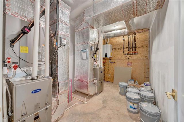 27 Smokehouse RD, Moneta, VA 24121