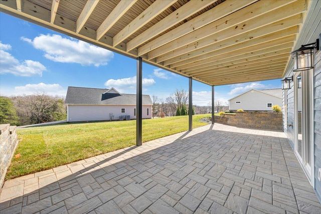 27 Smokehouse RD, Moneta, VA 24121