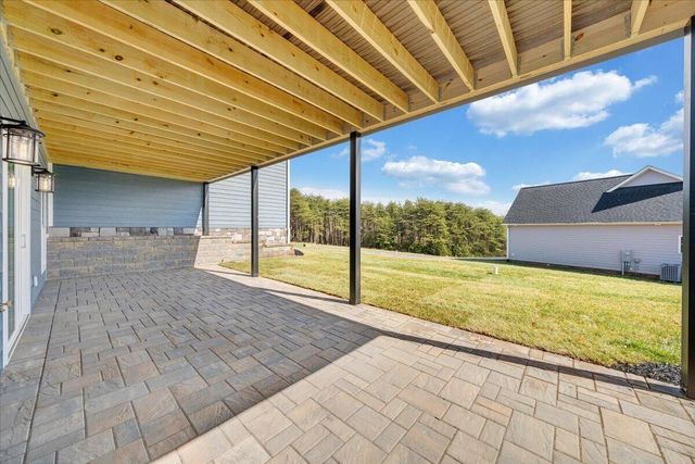 27 Smokehouse RD, Moneta, VA 24121