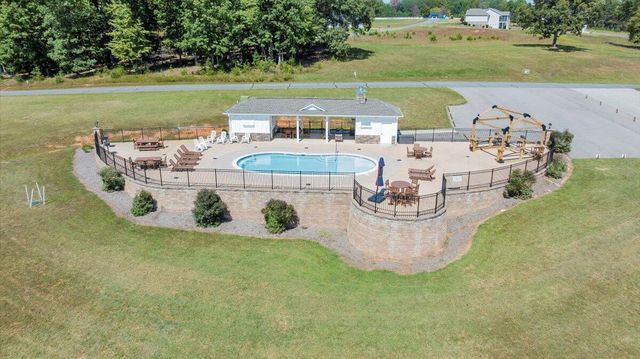 27 Smokehouse RD, Moneta, VA 24121