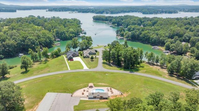 27 Smokehouse RD, Moneta, VA 24121