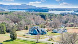 27 Smokehouse RD, Moneta, VA 24121