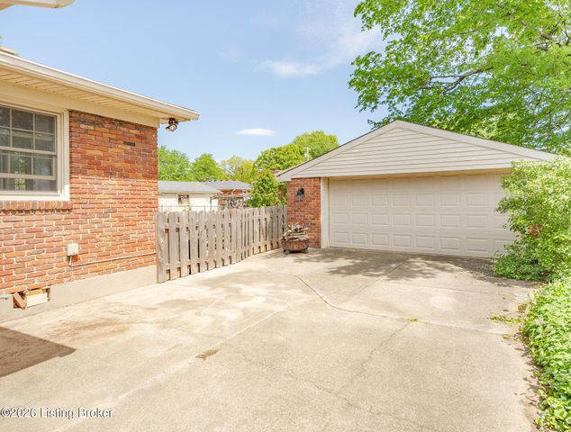 4105 Pomeroy Ct, Louisville, KY 40218