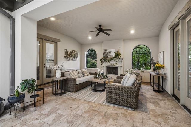 22 N Player Manor Circle, The Woodlands, TX 77382