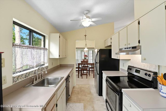 9470 Nakoma Way, Weeki Wachee, FL 34613