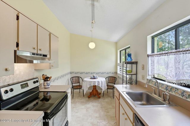 9470 Nakoma Way, Weeki Wachee, FL 34613