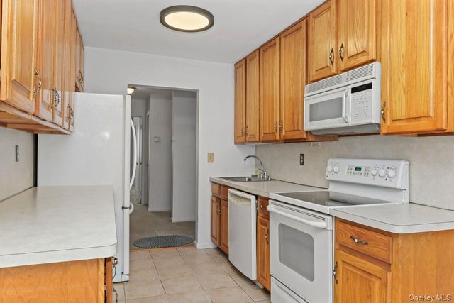 58 Coachlight Square, Montrose, NY 10548