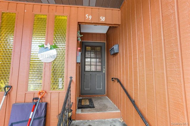 58 Coachlight Square, Montrose, NY 10548