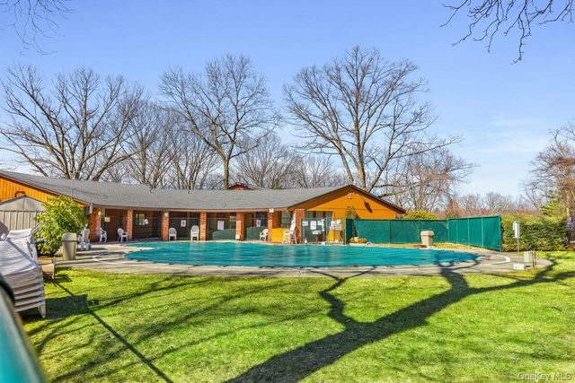 58 Coachlight Square, Montrose, NY 10548