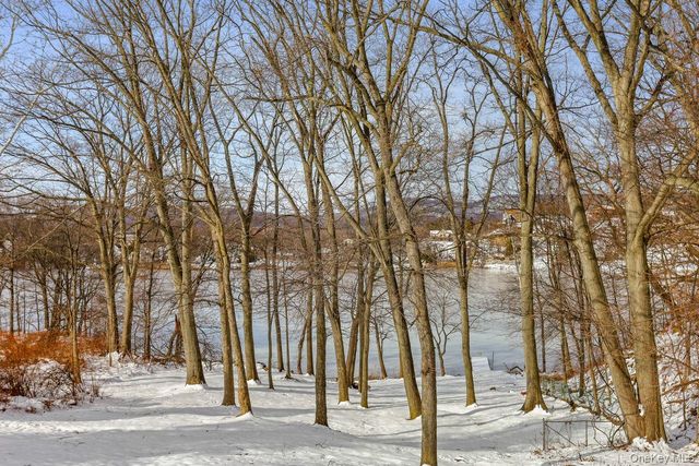 58 Coachlight Square, Montrose, NY 10548