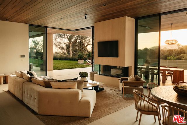 401 N Tigertail Road, Los Angeles, CA 90049