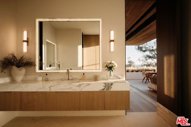 401 N Tigertail Road, Los Angeles, CA 90049