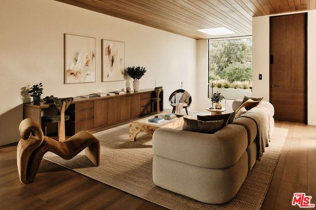 401 N Tigertail Road, Los Angeles, CA 90049