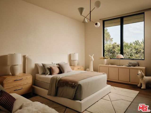 401 N Tigertail Road, Los Angeles, CA 90049