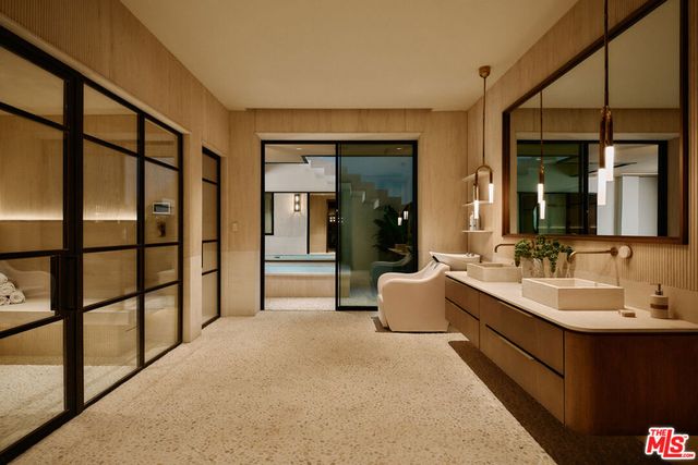 401 N Tigertail Road, Los Angeles, CA 90049