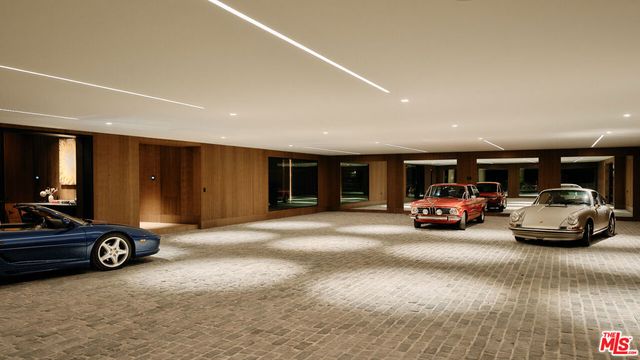 401 N Tigertail Road, Los Angeles, CA 90049