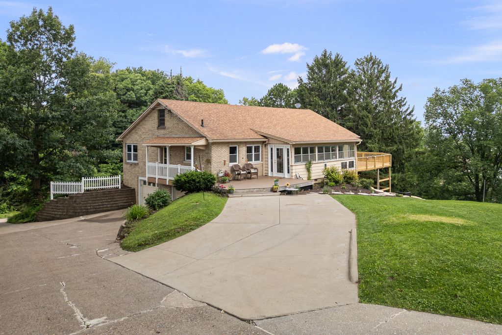 640 18TH Avenue, East Moline, IL 61244