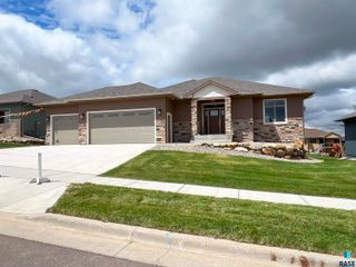 2705 S Galena Ave, Sioux Falls, SD 57110