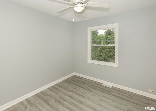 512 W 16TH Avenue, Coal Valley, IL 61240