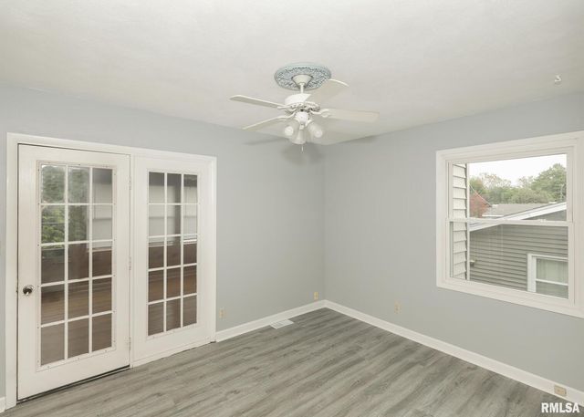 512 W 16TH Avenue, Coal Valley, IL 61240