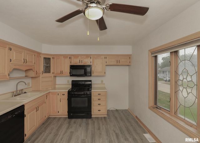 512 W 16TH Avenue, Coal Valley, IL 61240