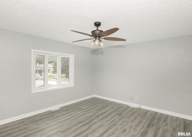 512 W 16TH Avenue, Coal Valley, IL 61240