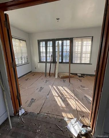 1013 W Hamilton Avenue, Flint, MI 48504