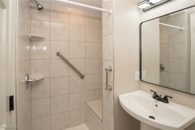 2888 Saint Albans Circle NW, North Canton, OH 44720