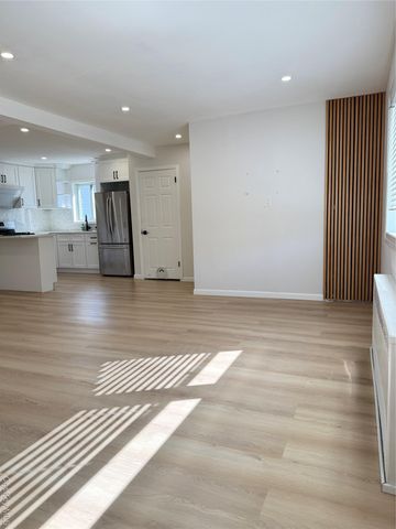 660 S 10th Street, New Hyde Park, NY 11040