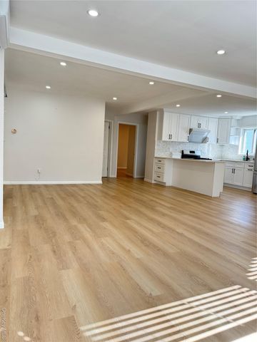 660 S 10th Street, New Hyde Park, NY 11040