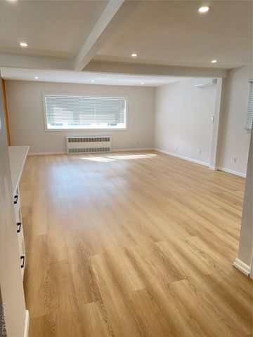 660 S 10th Street, New Hyde Park, NY 11040