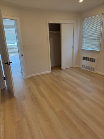 660 S 10th Street, New Hyde Park, NY 11040