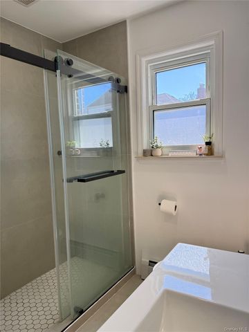 660 S 10th Street, New Hyde Park, NY 11040