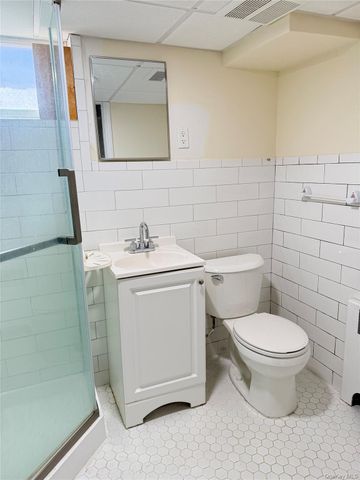 660 S 10th Street, New Hyde Park, NY 11040