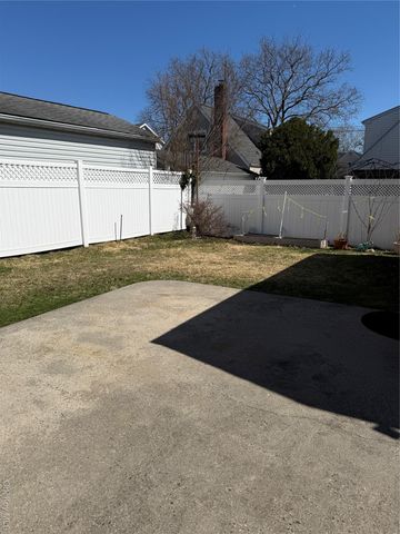 660 S 10th Street, New Hyde Park, NY 11040