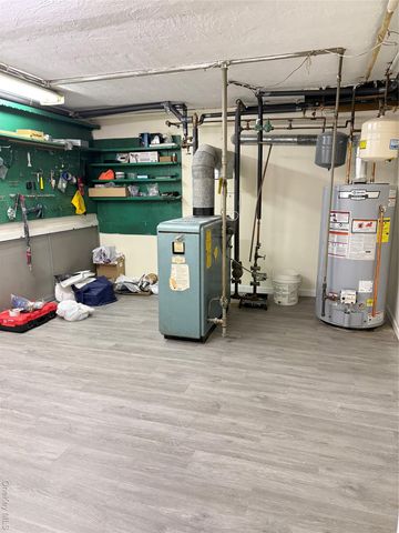 660 S 10th Street, New Hyde Park, NY 11040