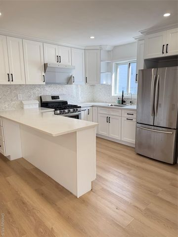 660 S 10th Street, New Hyde Park, NY 11040