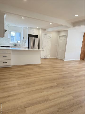 660 S 10th Street, New Hyde Park, NY 11040