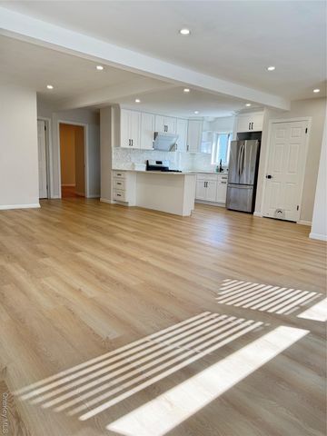 660 S 10th Street, New Hyde Park, NY 11040