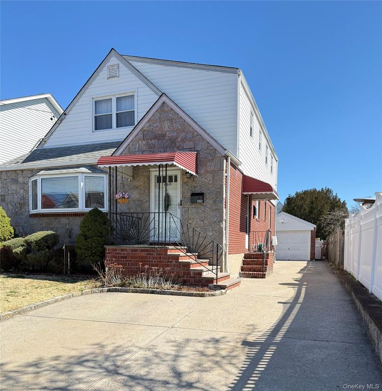 660 S 10th Street, New Hyde Park, NY 11040