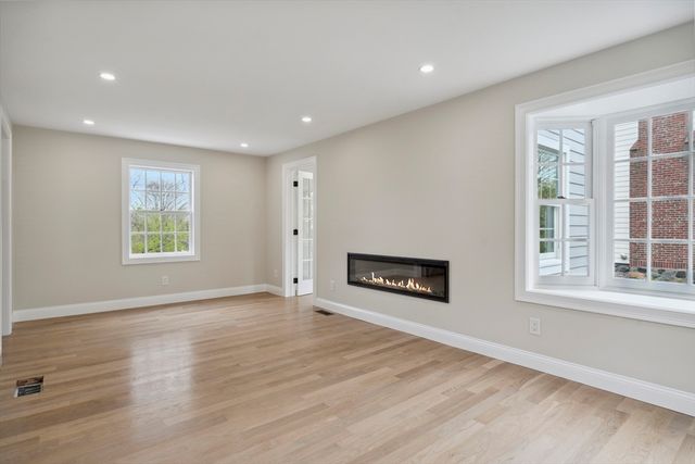 9 Richard Rd, Lexington, MA 02421