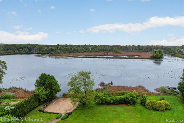 1953 Twin Sun Circle, Walled Lake, MI 48390