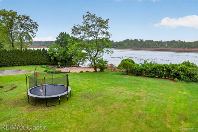 1953 Twin Sun Circle, Walled Lake, MI 48390