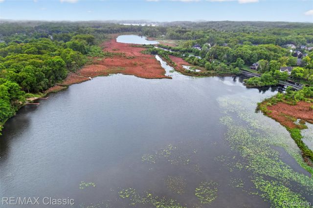 1953 Twin Sun Circle, Walled Lake, MI 48390