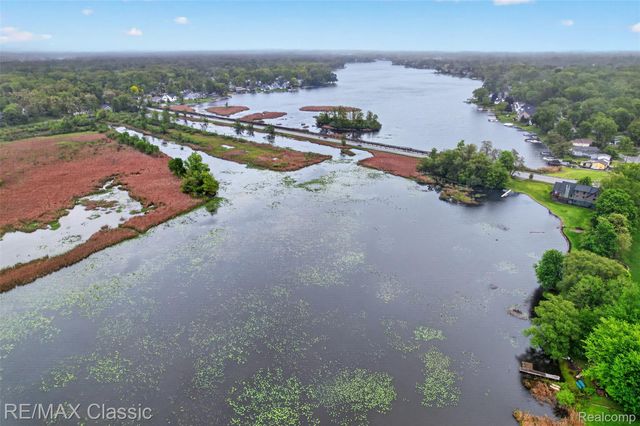 1953 Twin Sun Circle, Walled Lake, MI 48390