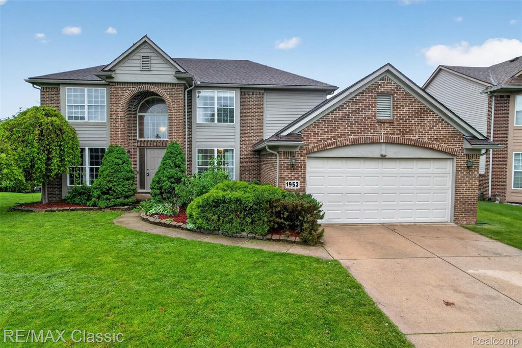 1953 Twin Sun Circle, Walled Lake, MI 48390