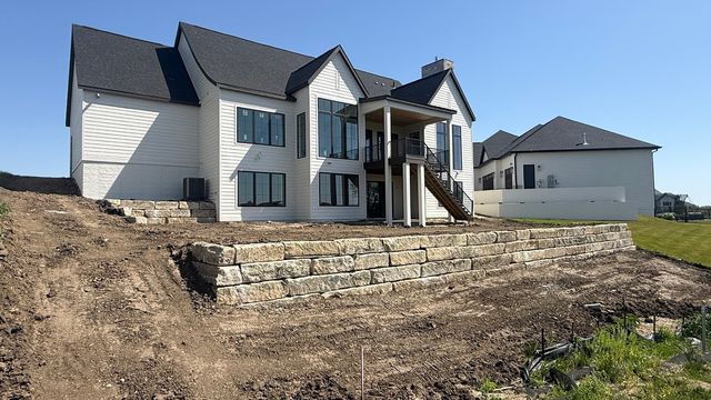 18270 Valleyview Circle, Clive, IA 50325