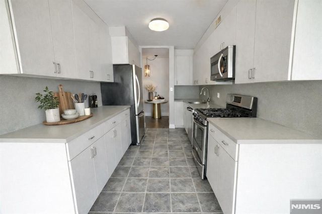 5 Horizon Road 203, Fort Lee, NJ 07024